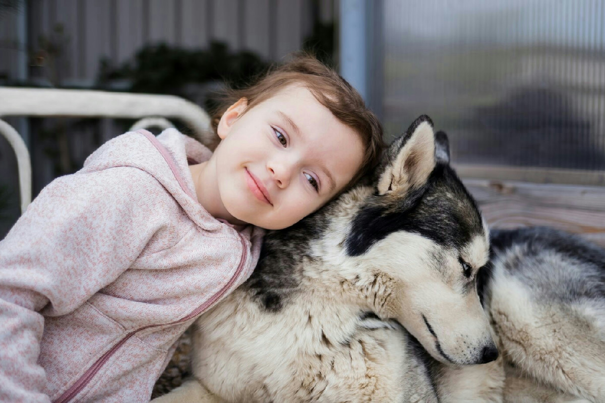Educare i bambini a rispettare e prendersi cura di cani e gatti per favorire una convivenza armoniosa in casa